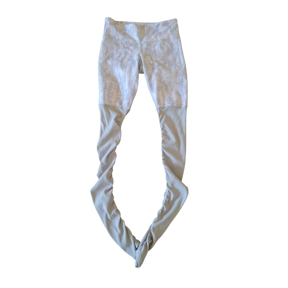 Alo Yoga Goddess Leggings XS Gray White Snakeskin Ribbed Scrunched Leg Warmer